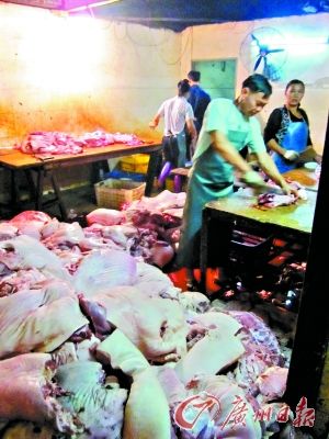 ▲凌晨,工人在分解病死猪肉。 ▲凌晨,工人在分解病死猪肉。